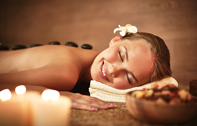 Masaje individual descontracturante de espalda con piedras calien