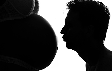 Sesión de fotos de embarazo en estudio con fotos en alta resoluci