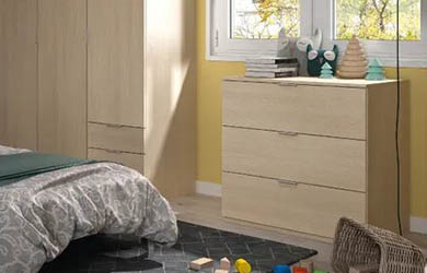 Cómoda con tres cajones en roble