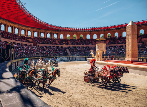 Entrada clásica, para el espectáculo nocturno en exterior.